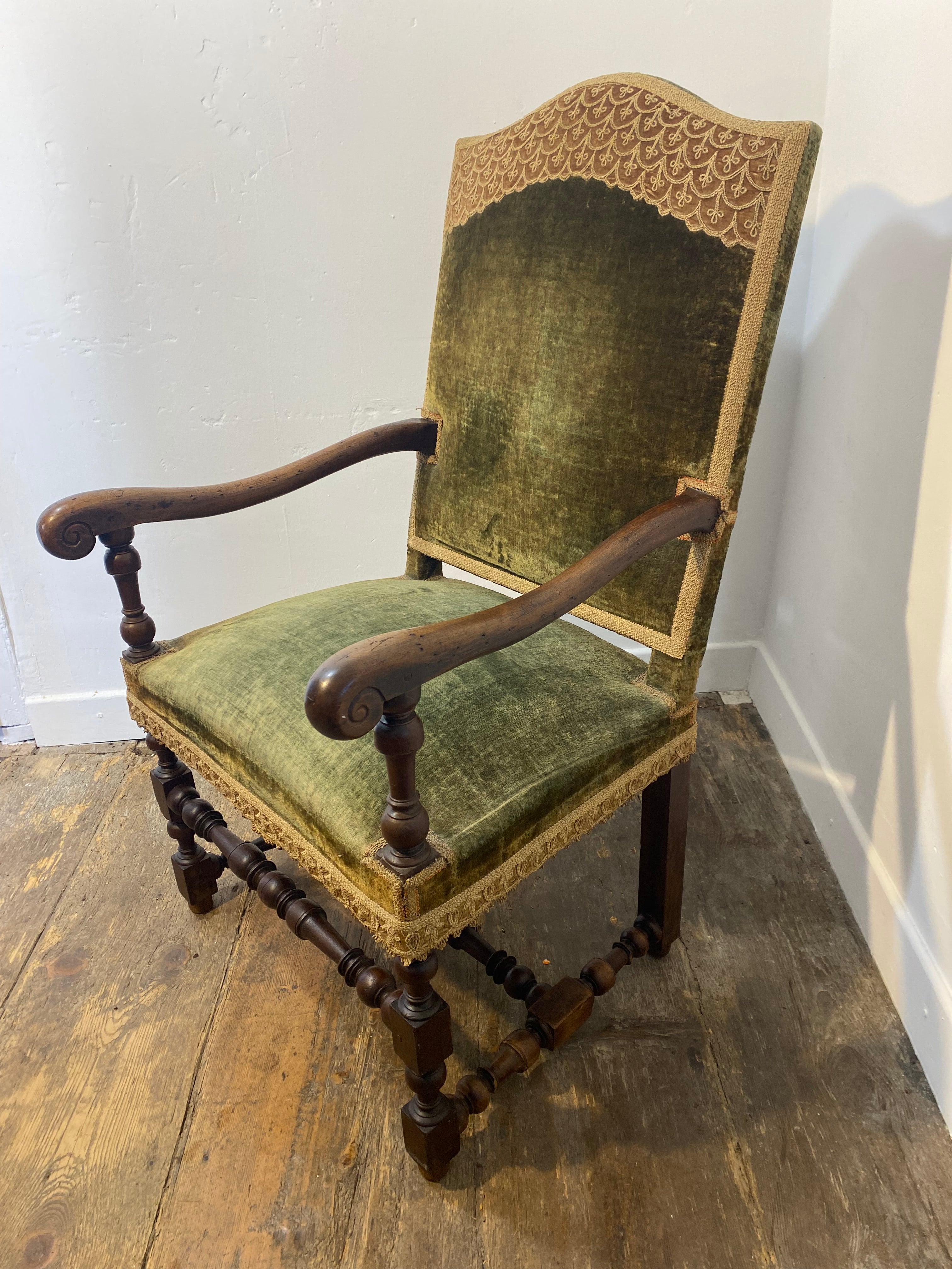 Antique Louis XIII Armchair – Green Velvet, Ornate Wood Carvings — photo 2