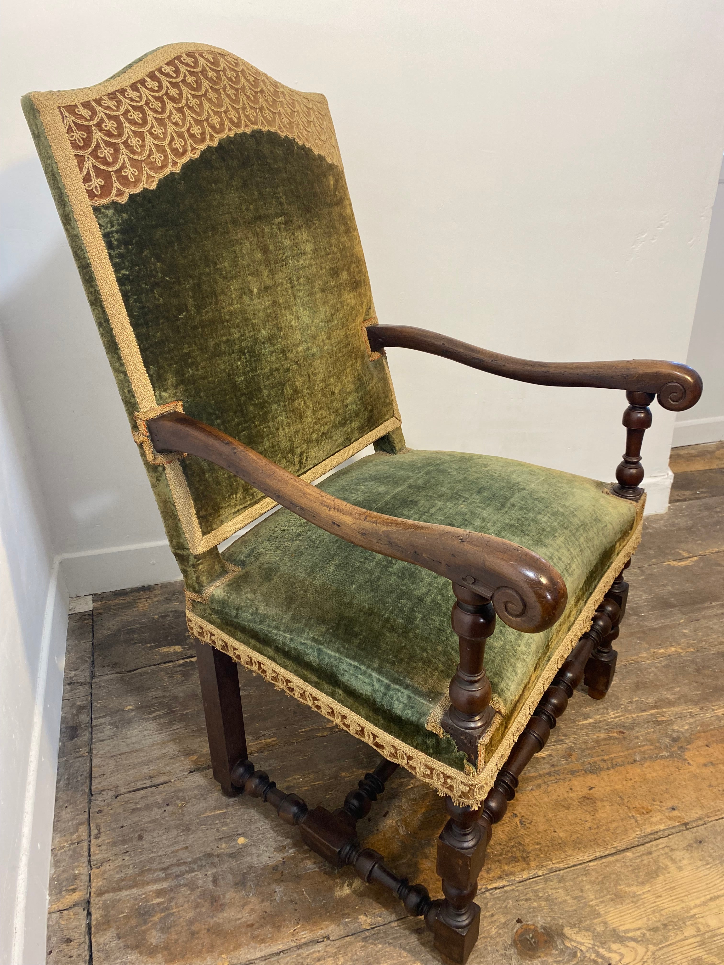 Antique Louis XIII Armchair – Green Velvet, Ornate Wood Carvings — photo 3