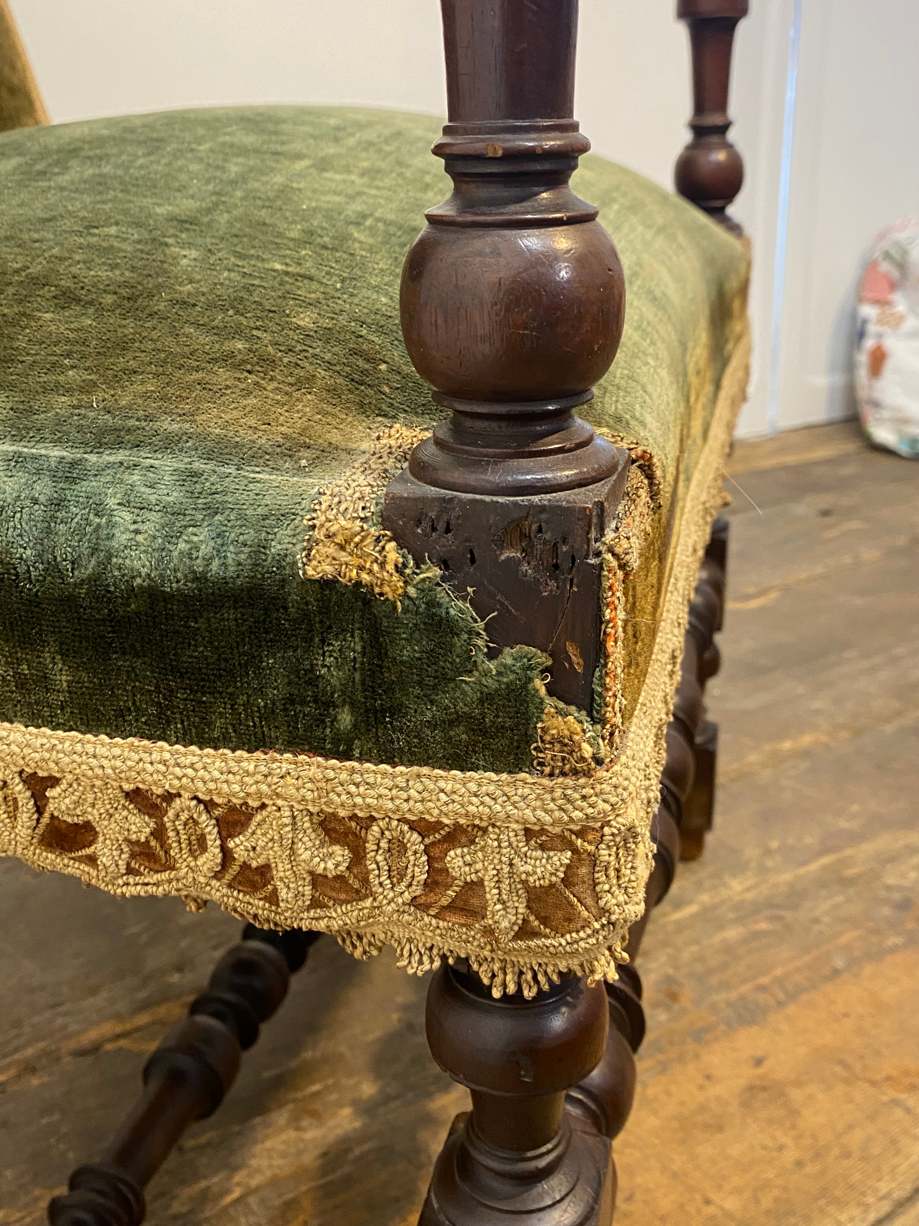 Antique Louis XIII Armchair – Green Velvet, Ornate Wood Carvings — photo 10